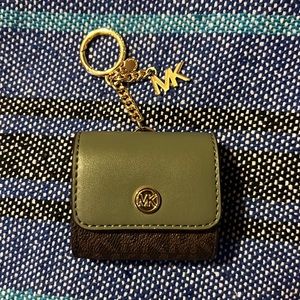 MICHAEL KORS Logo Clip Case For Apple AirPods Pro